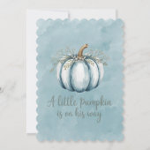 Ein kleiner Kürbis ist auf dem Weg Boy Baby Shower Einladung (Rückseite)
