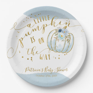 Ein kleiner Kürbis ist auf dem Weg zu einer elegan Pappteller