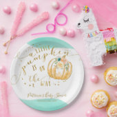 Ein kleiner Kürbis ist auf dem Weg zu einer elegan Pappteller (Party)