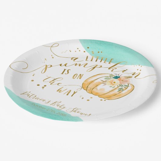 Ein kleiner Kürbis ist auf dem Weg zu einer elegan Pappteller (Schrägansicht)