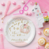 Ein kleiner Kürbis ist auf dem Weg zu einer elegan Pappteller (Party)