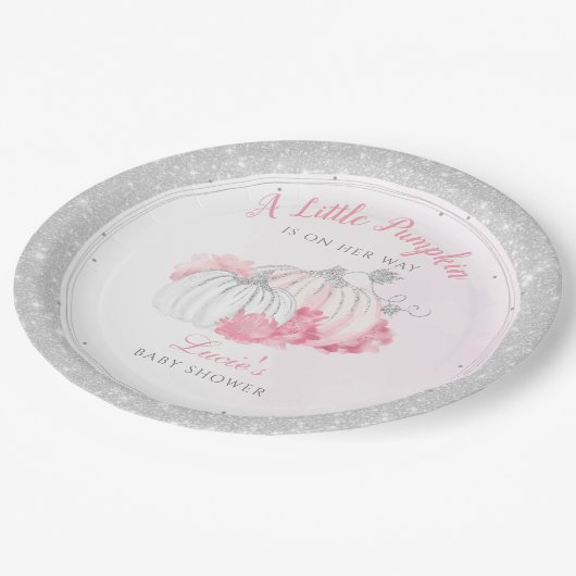 Ein kleiner Kürbis ist auf dem Weg zu einer elegan Pappteller (Schrägansicht)