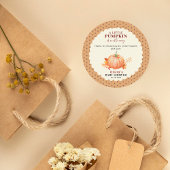 ein kleiner Kürbis ist auf dem Weg zum Herbst Baby Runder Aufkleber