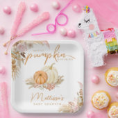 Ein kleiner Kürbis ist auf dem Weg zum Herbst des Pappteller (Party)