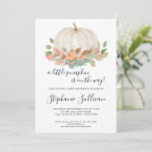 Ein kleiner Kürbis ist auf dem Weg zur Babydusche Einladung (Stehend Vorderseite)