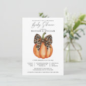 Ein kleiner Kürbis ist auf dem Weg zur Babydusche Einladung (Stehend Vorderseite)