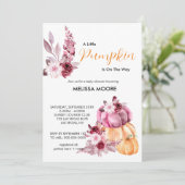 Ein kleiner Kürbis ist auf dem Weg zur Babydusche Einladung (Stehend Vorderseite)