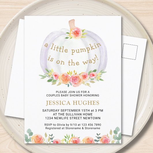 Ein kleiner Kürbis ist auf dem Weg zur Babydusche Einladungspostkarte