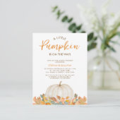 Ein kleiner Kürbis ist auf dem Weg zur Babydusche Einladungspostkarte (Stehend Vorderseite)