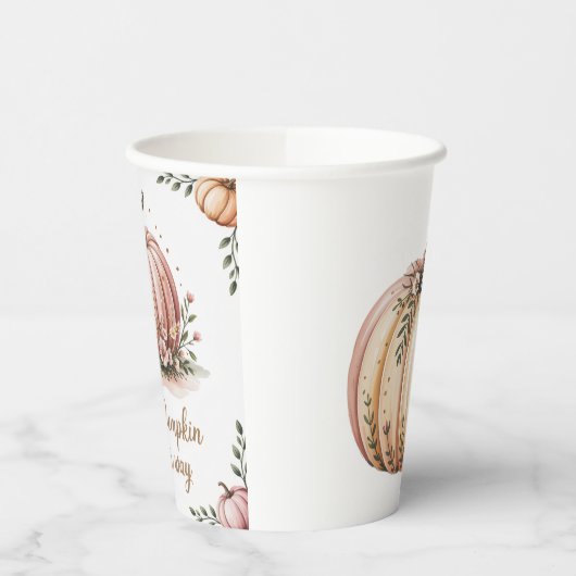 Ein kleiner Kürbis ist auf dem Weg zur Babydusche Pappbecher (Links)