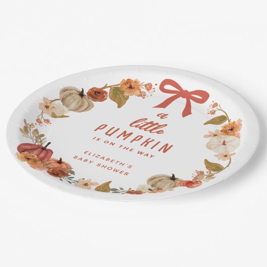 Ein kleiner Kürbis ist auf dem Weg zur Babydusche. Pappteller (Schrägansicht)