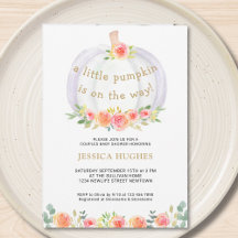 Ein kleiner Kürbis ist auf dem Weg zur Blumendusch