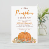 Ein kleiner Kürbis ist auf dem Weg zur Herbstdusch Einladung (Stehend Vorderseite)