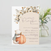 Ein kleiner Kürbis ist auf dem Weg zur Herbstdusch Einladung (Stehend Vorderseite)