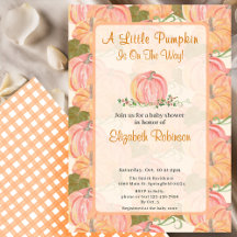 Ein kleiner Kürbis ist auf dem Weg zur Herbstdusch