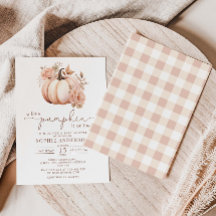 Ein kleiner Kürbis ist auf dem Weg zur Herbstdusch