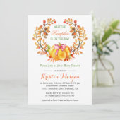 Ein kleiner Kürbis ist auf dem Weg zur Herbstdusch Einladung (Stehend Vorderseite)