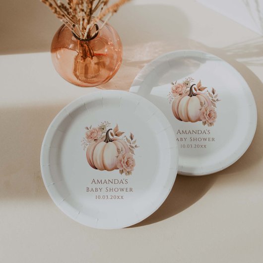 Ein kleiner Kürbis ist auf dem Weg zur Herbstdusch Pappteller