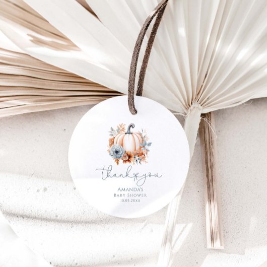 Ein kleiner Kürbis ist auf dem Weg zur Kinderdusch Geschenkanhänger