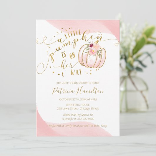 Ein kleiner Kürbis ist auf dem Weg zur Mädchendusc Einladung (Stehend Vorderseite)