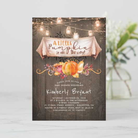 Ein kleiner Kürbis ist auf dem Weg zur rustikalen  Einladung (Stehend Vorderseite)