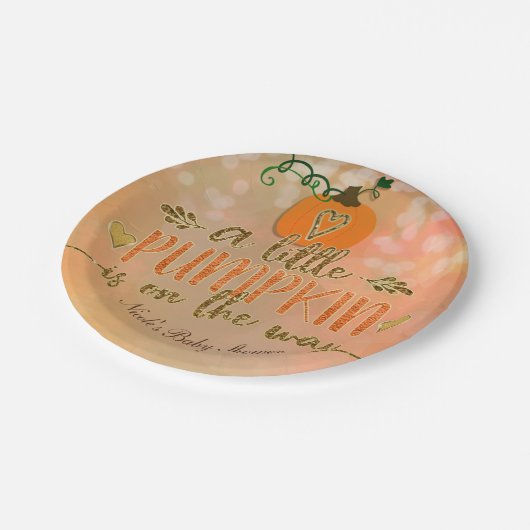 Ein kleiner Kürbis ist auf der Way Fall Baby Dusch Pappteller (Schrägansicht)