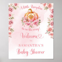 Ein kleiner Kürbis ist unterwegs auf dem rosa und 