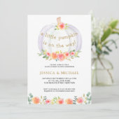 Ein kleiner Kürbis ist unterwegs mit einer Babydus Einladung (Stehend Vorderseite)