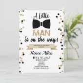 Ein kleiner Mann ist unterwegs! Bowtie Baby Shower Einladung (Stehend Vorderseite)