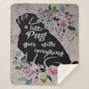 Ein kleiner Mops geht mit allem um   Geschenk für  Sherpadecke