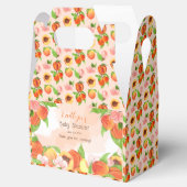 Ein kleiner Pfirsich ist auf dem Weg zur Mädchendu Geschenkschachtel (Geöffnet)