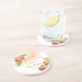 Ein kleiner Pfirsich ist auf dem Weg zur Mädchendu Getränkeuntersetzer (Seite)