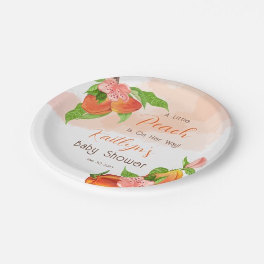 Ein kleiner Pfirsich ist auf dem Weg zur Mädchendu Pappteller (Schrägansicht)