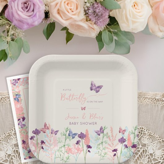 Ein kleiner Schmetterling auf dem Weg zur Blumen B Pappteller