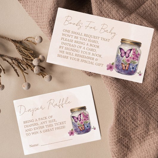 Ein kleiner Schmetterling in einer Blumendusche Begleitkarte