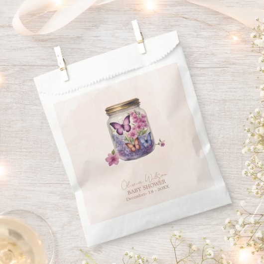 Ein kleiner Schmetterling in einer Blumendusche Geschenktütchen (Ausgeschnitten)