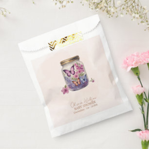 Ein kleiner Schmetterling in einer Blumendusche Geschenktütchen