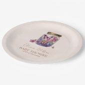 Ein kleiner Schmetterling in einer Blumendusche Pappteller (Schrägansicht)