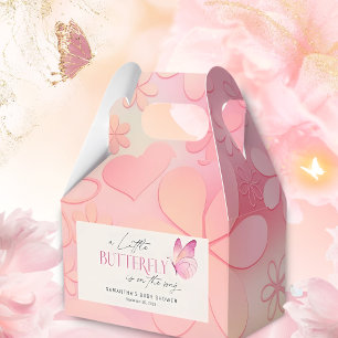 Ein kleiner Schmetterling ist auf dem Weg Baby Dus Geschenkschachtel