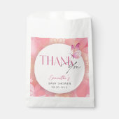 Ein kleiner Schmetterling ist auf dem Weg Baby Dus Geschenktütchen (Vorderseite)