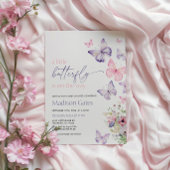 Ein kleiner Schmetterling ist auf dem Weg zu einer Einladung