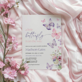 Ein kleiner Schmetterling ist auf dem Weg zu einer Einladung