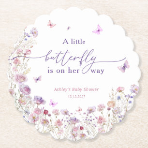 Ein kleiner Schmetterling ist auf dem Weg zu einer Untersetzer