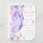 Ein kleiner Schmetterling ist auf dem Weg zur Baby Einladung (Vorderseite)