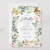 Ein kleiner Schmetterling ist auf dem Weg zur Baby Einladung (Vorderseite)