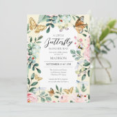 Ein kleiner Schmetterling ist auf dem Weg zur Baby Einladung (Stehend Vorderseite)