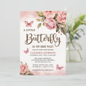 Ein kleiner Schmetterling ist auf dem Weg zur Baby Einladung (Stehend Vorderseite)