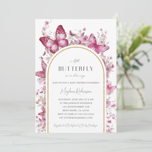 Ein kleiner Schmetterling ist auf dem Weg zur Baby Einladung (Stehend Vorderseite)