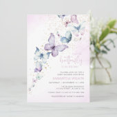 Ein kleiner Schmetterling ist auf dem Weg zur Baby Einladung (Stehend Vorderseite)