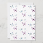 Ein kleiner Schmetterling ist auf dem Weg zur Baby Einladung (Rückseite)